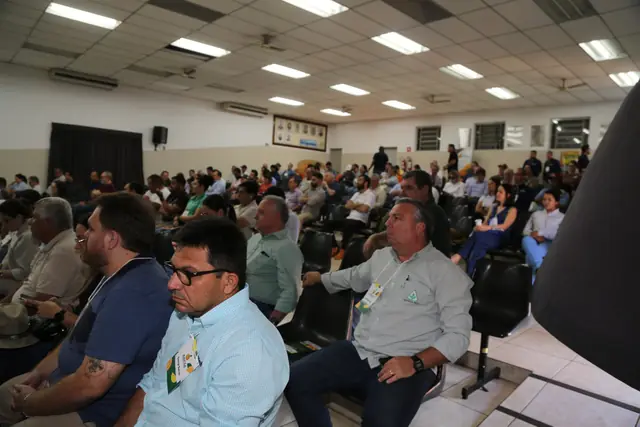 Auditório do Centro de Citricultura cheio durante uma palestra do Citros de Mesa