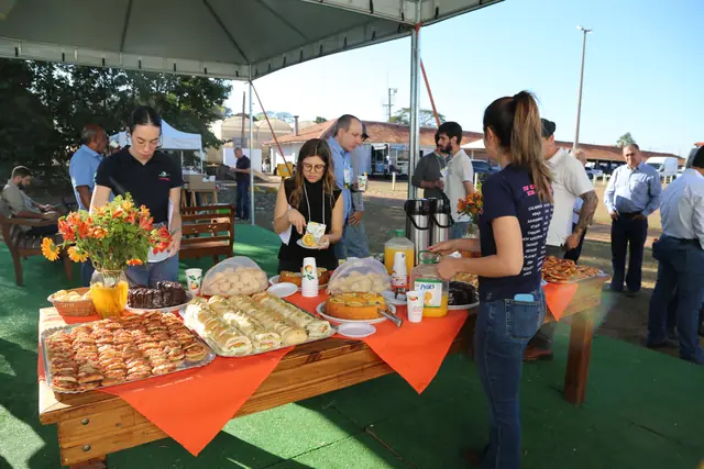 Participantes no intervalo de café, na área de estandes