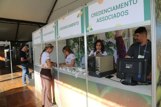 Fila de credenciamento na entrada do Citros de Mesa