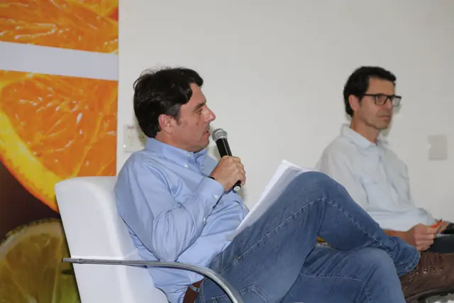 Carlos Alberto Lucato, presidente da ABCM, no palco do Citros de Mesa