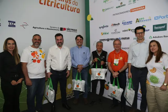 Palestrantes reunidos em mesa de conversa no Citros de Mesa