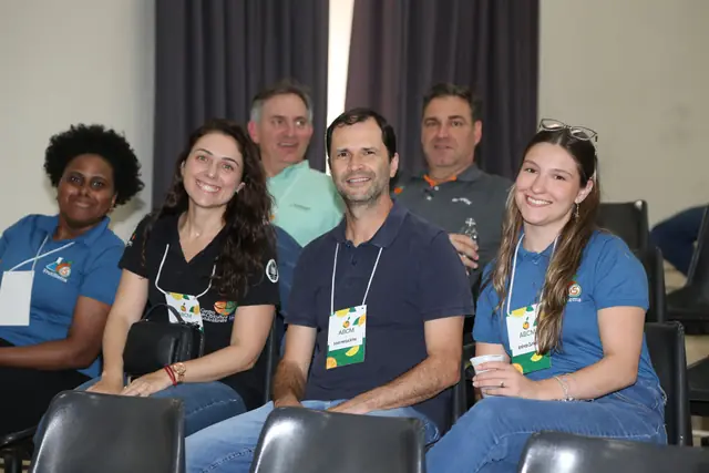 Participantes acompanhando palestra no auditório do Citros de Mesa